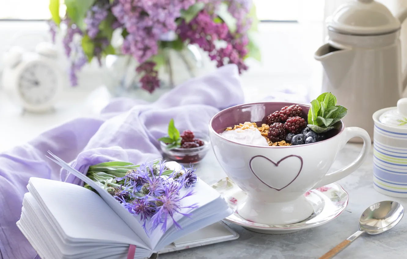 Фото обои ягоды, стол, букет, завтрак, блокнот, мюсли, Karina Klachuk