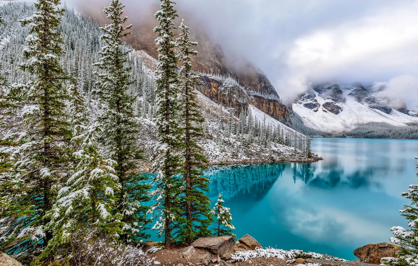 Фото обои зима, лес, снег, деревья, горы, озеро, камни, скалы