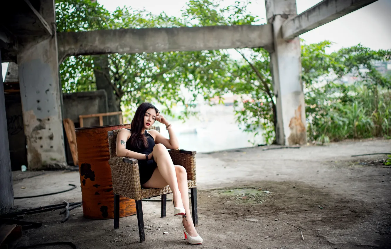 Фото обои девушка, поза, кресло