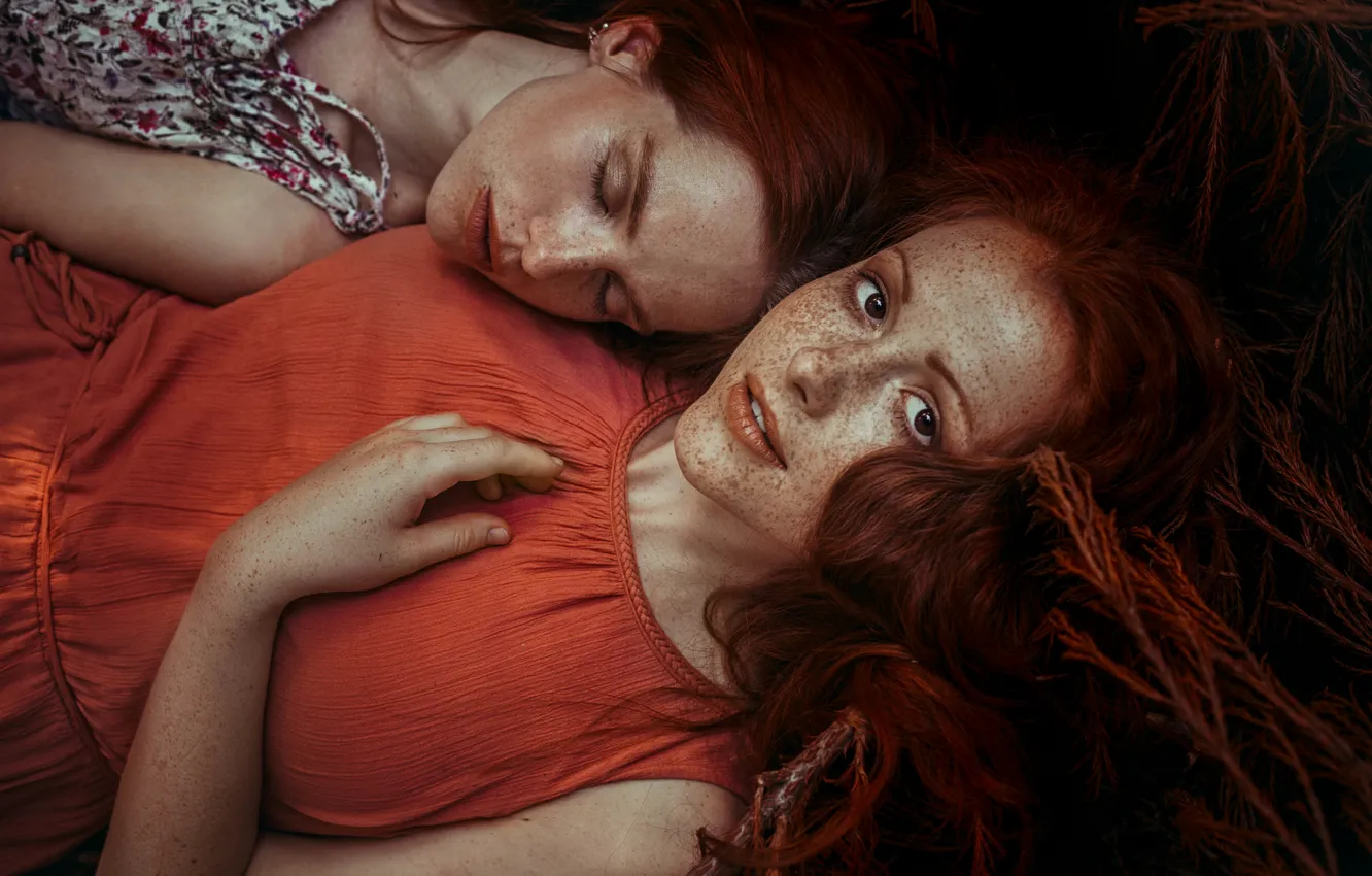 Фото обои девушки, волосы, лица, лежат