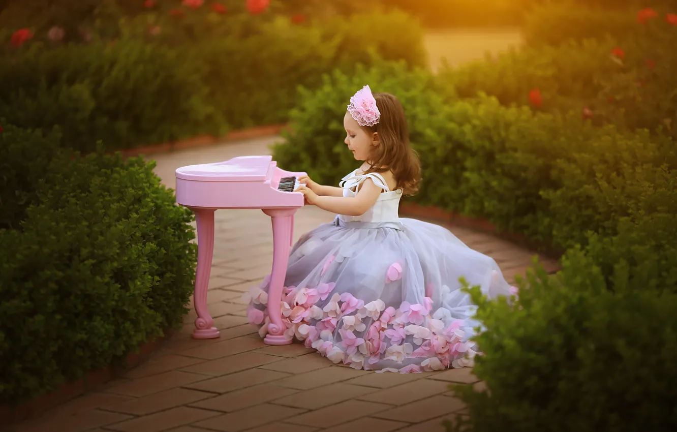 Фото обои природа, платье, дорожка, девочка, пианино, малышка, ребёнок, пианистка