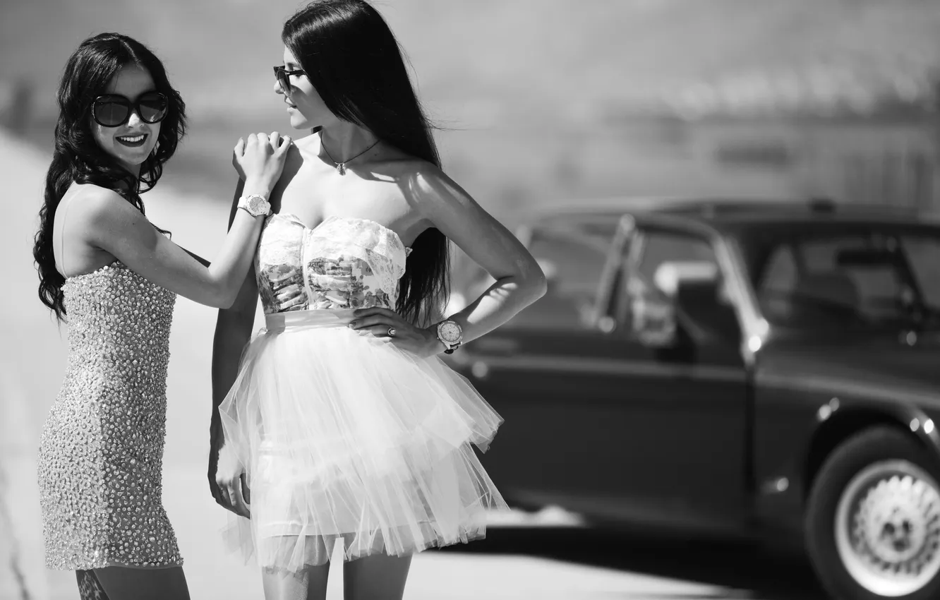 Фото обои машина, улыбка, девушки, платье, очки, черно-белое