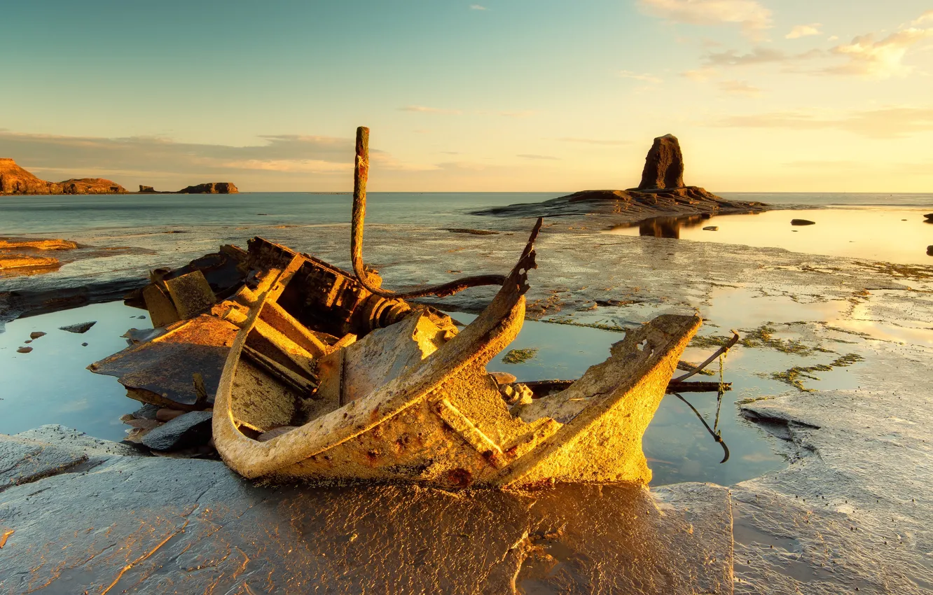Фото обои море, небо, облака, свет, закат, желтый, скалы, берег