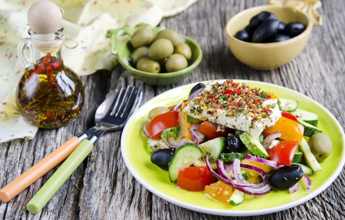 Фото обои зелень, масло, сыр, помидоры, оливки, огурцы, салат