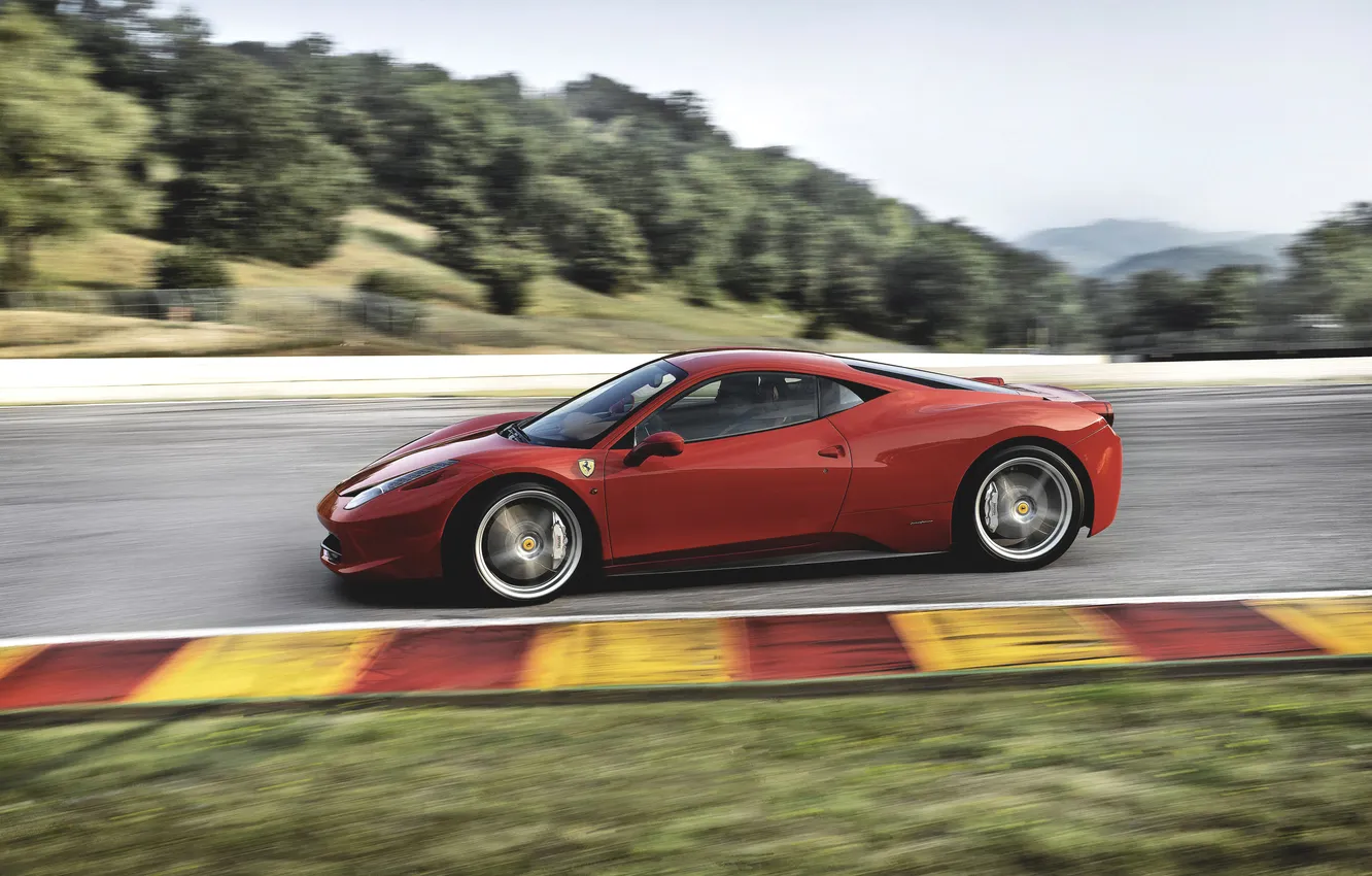 Фото обои Красный, Авто, Феррари, Ferrari, вид сбоку, 458, Italia, В Движении