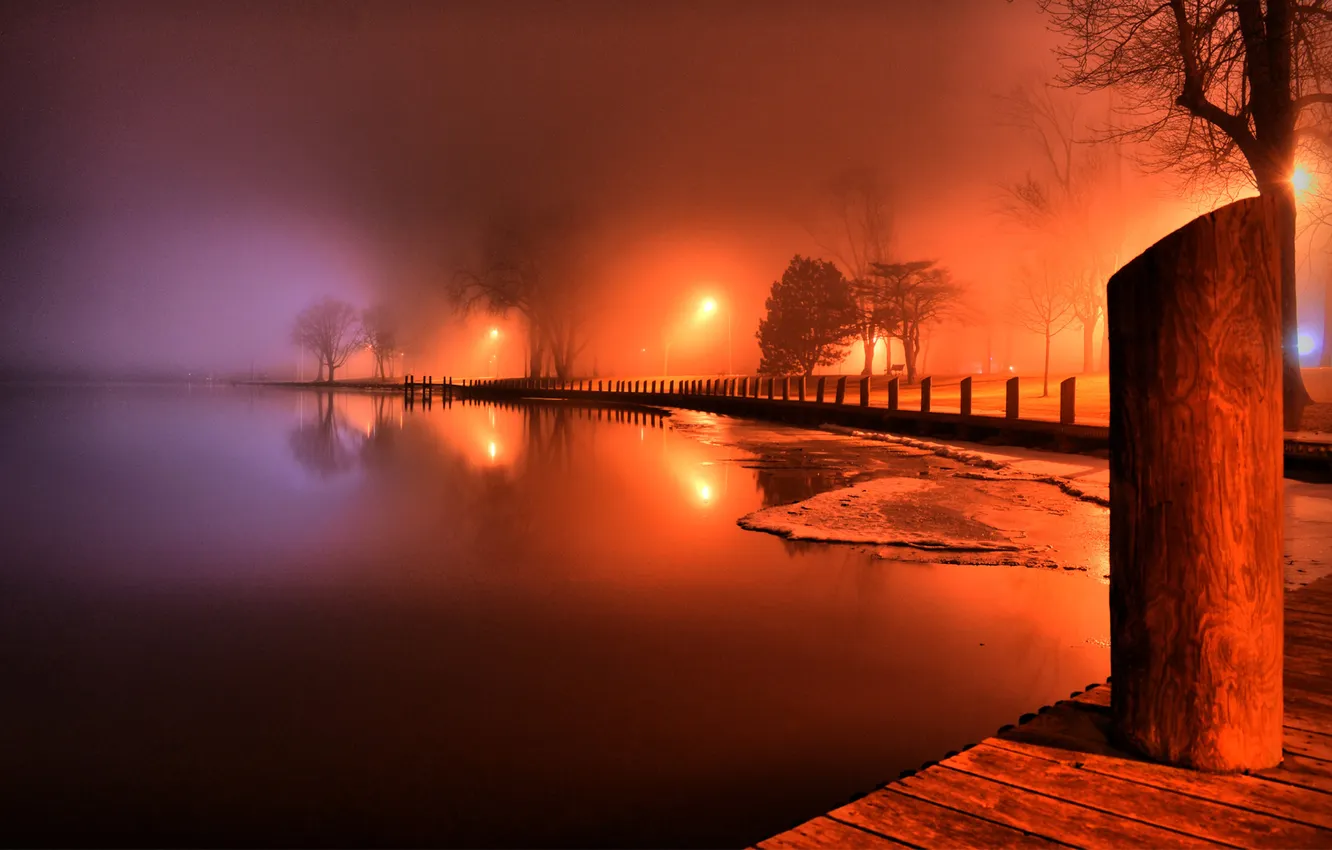 Фото обои деревья, огни, туман, озеро, доски, столб, вечер, фонари