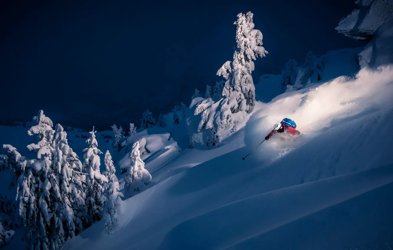Фото обои зима, снег, спуск, спорт, гора, лыжник