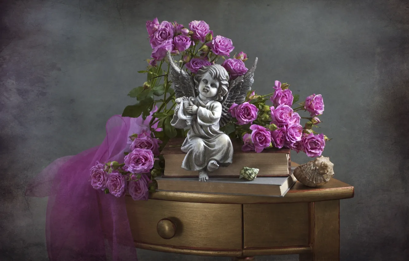 Фото обои стол, розы, ангел, ракушка, статуэтка