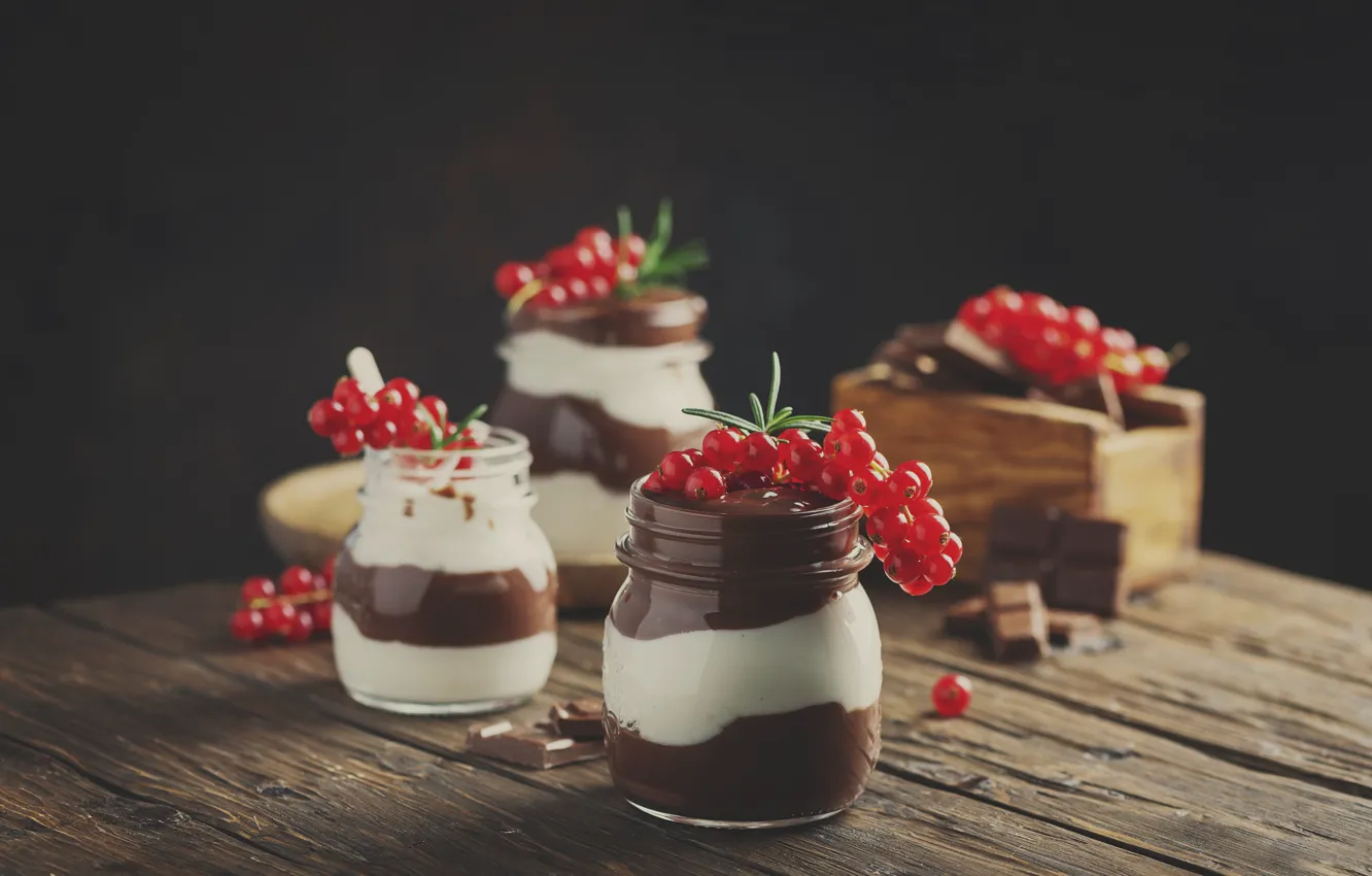 Фото обои белый, ягоды, шоколад, баночки, крем, десерт, смородина, молочный