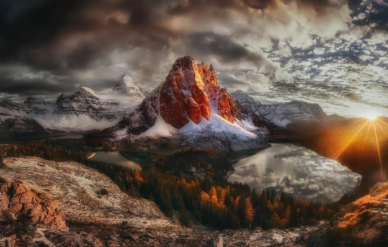 Фото обои осень, солнце, облака, свет, горы, тучи, скалы, мрак