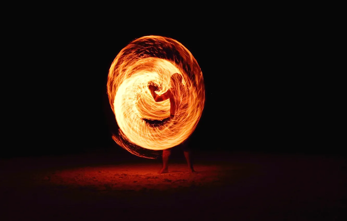 Фото обои fire, night, man, blur, guy, long exposure, whirl
