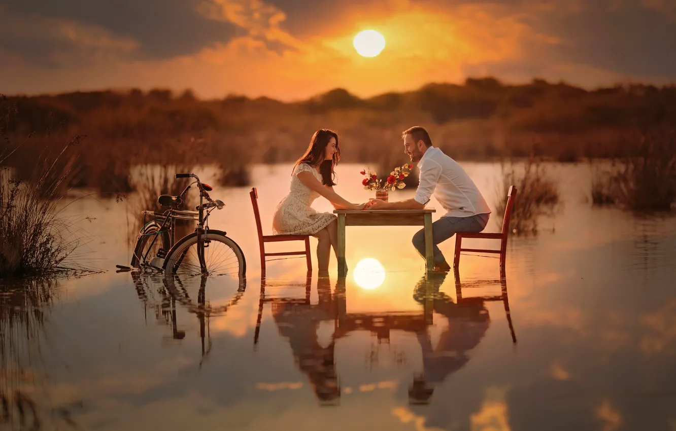 Фото обои вода, солнце, велосипед, стол, романтика, пара, влюблённые, беседа