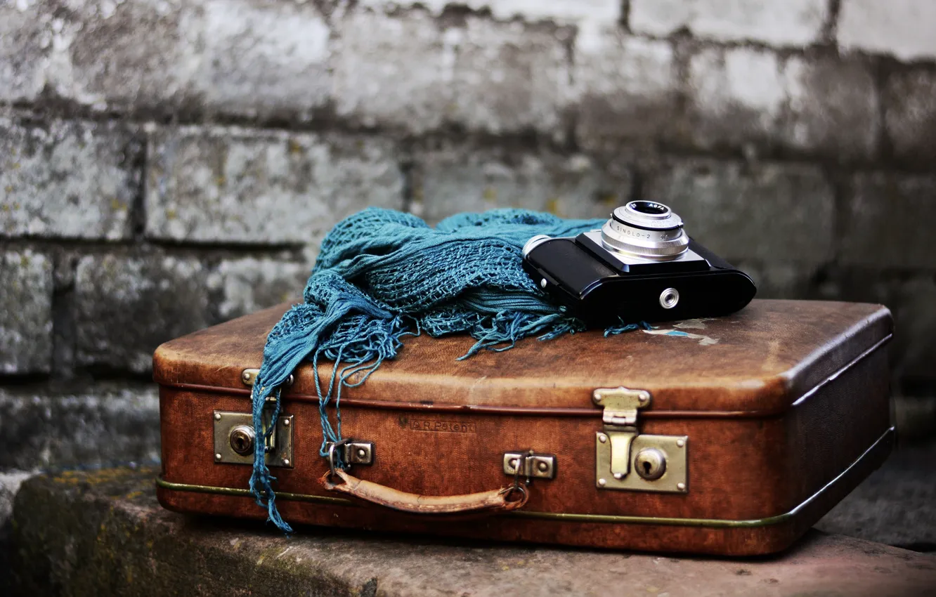 Фото обои синий, фон, стена, вещи, шарф, фотоаппарат, чемодан, кирпичи