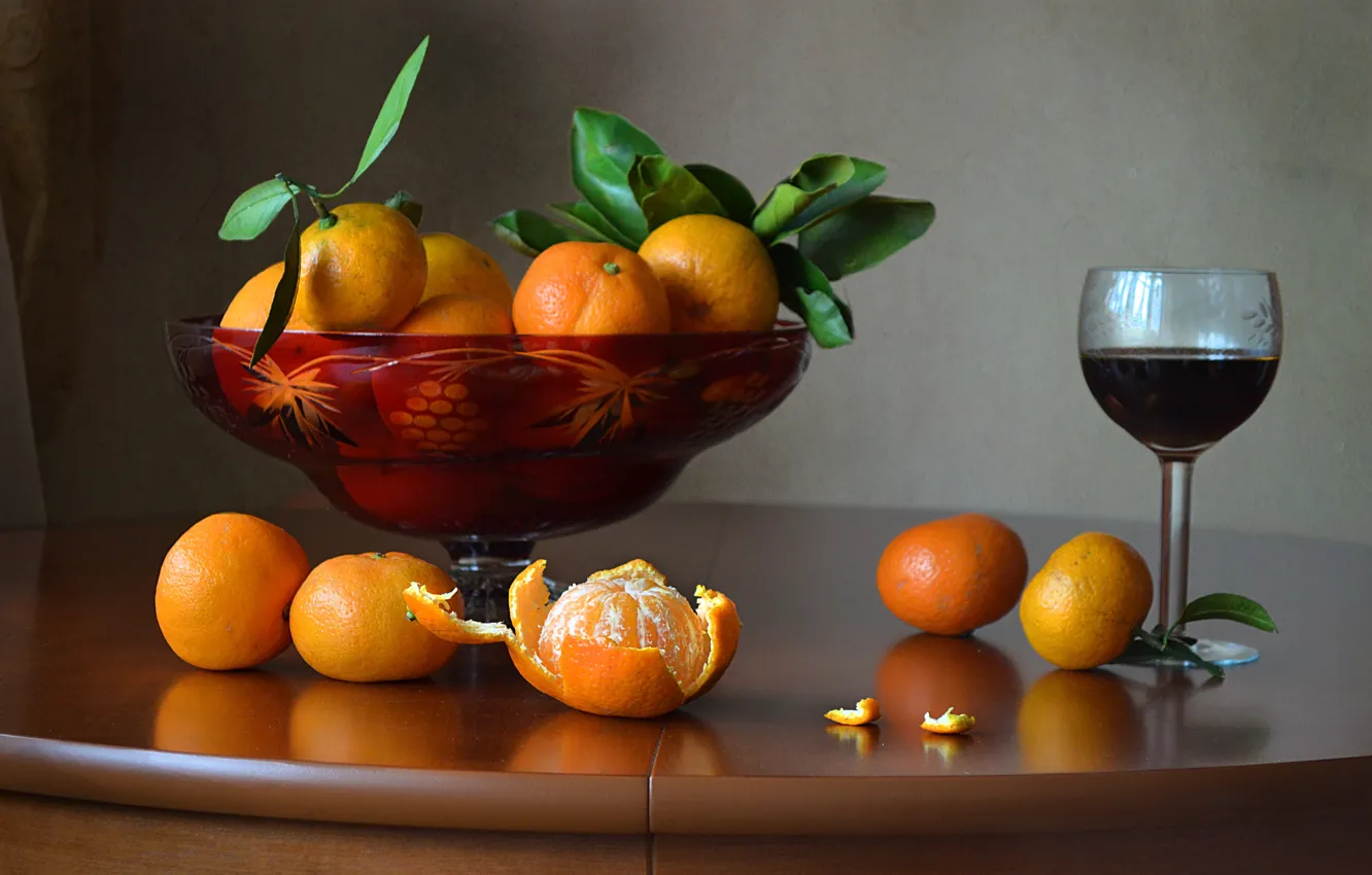 Фото обои листья, стол, праздник, вино, бокал, плоды, ваза, натюрморт