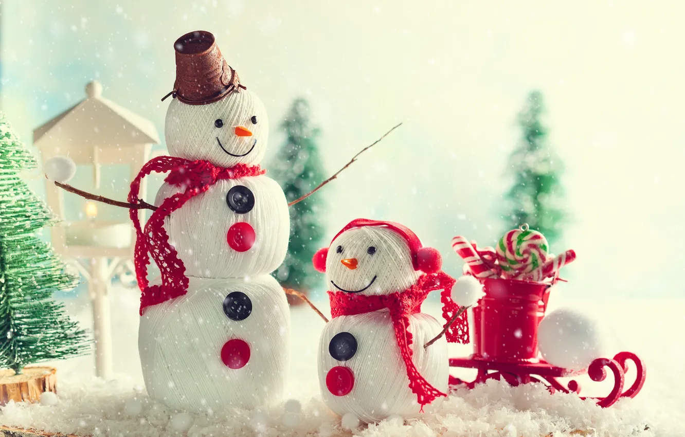 Фото обои снег, праздник, новый год, конфеты, снеговики, санки, фигурка, декор