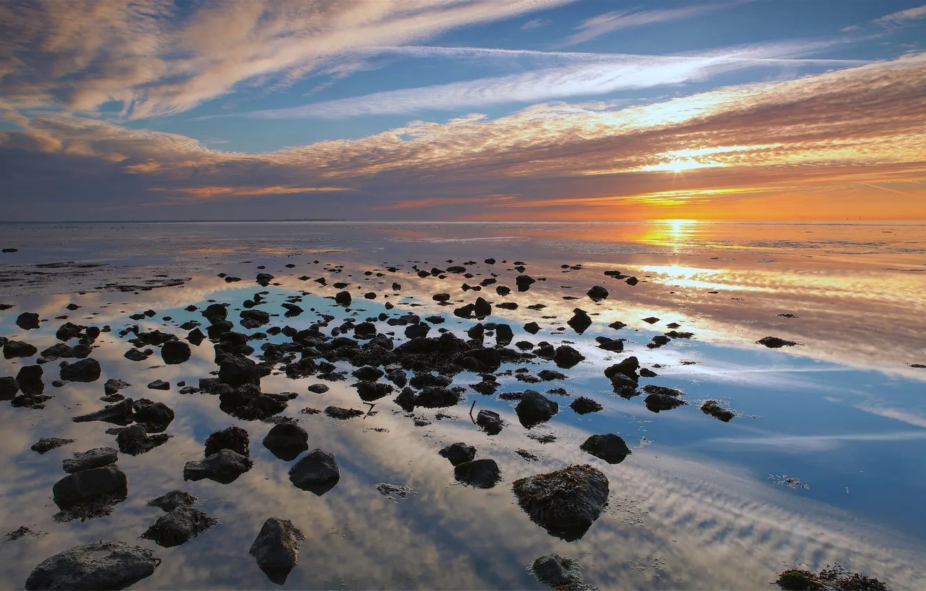 Фото обои море, вода, облака, закат, отражение, камни, горизонт