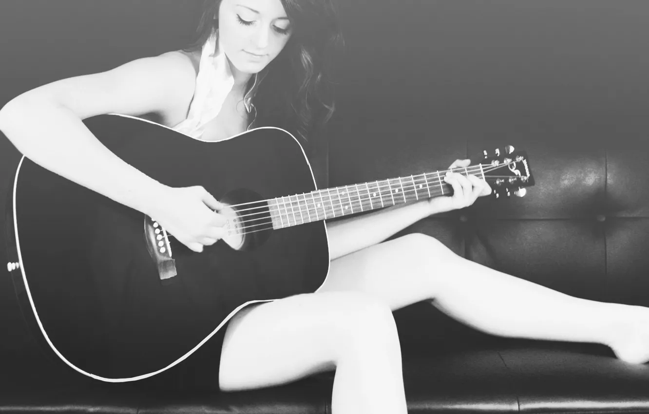 Фото обои фон, диван, гитара, черно белый, Девушка, брюнетка, woman, gitar