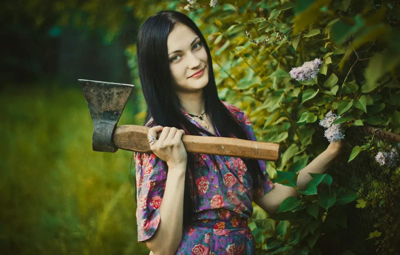 Фото обои зелень, взгляд, девушка, цветы, природа, поза, улыбка, ситуация