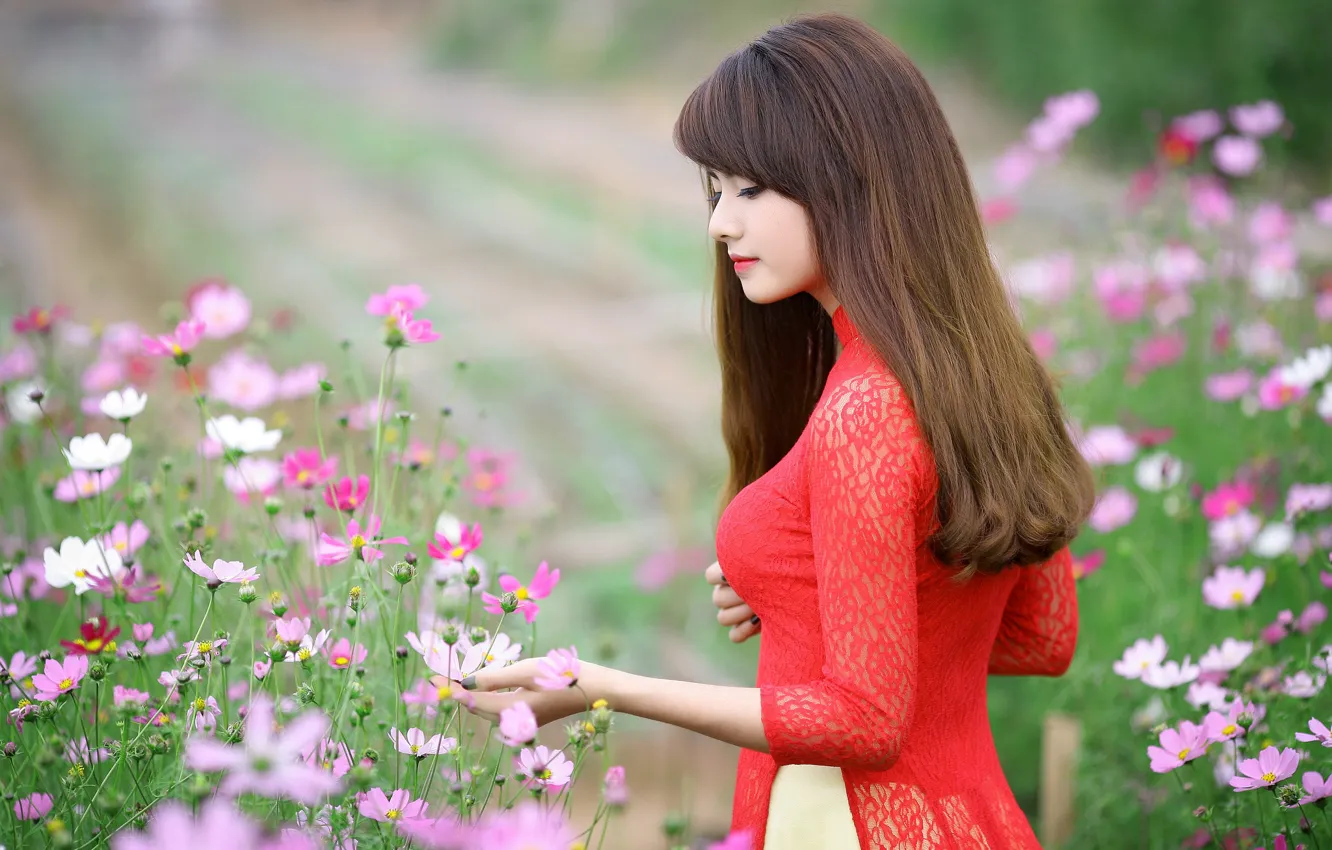 Фото обои девушка, цветы, волосы, руки, платье, губы, красное платье