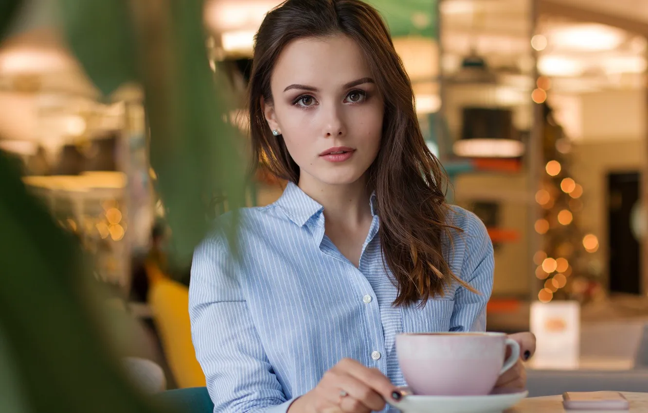 Фото обои серьги, чашка, brown eyes, cup, карие глаза, притяжение, attraction, earrings