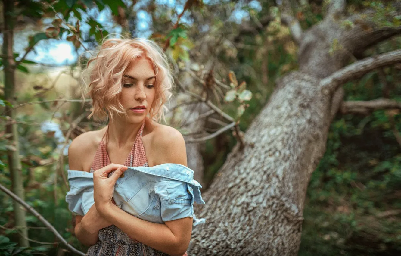 Фото обои поза, дерево, блондинка, локоны, боке, Stephanos Georgiou, Daisy-Ann Brunskill