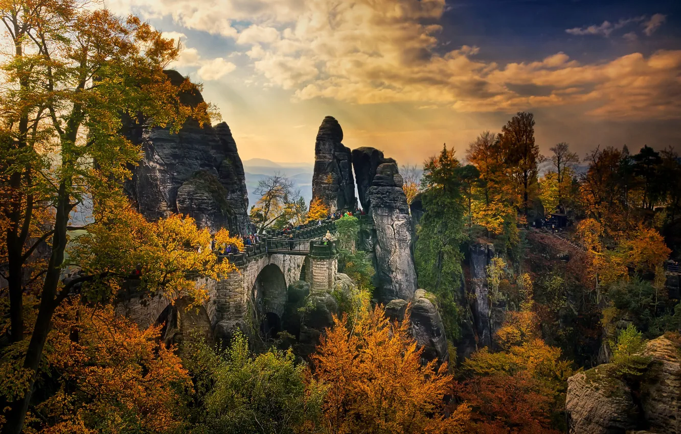 Фото обои осень, деревья, люди, скалы, Германия, Саксония, Бастайский мост