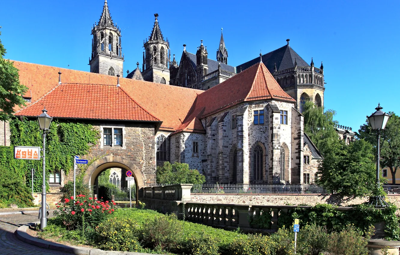 Фото обои небо, замок, Германия, фонари, кусты, Magdeburg