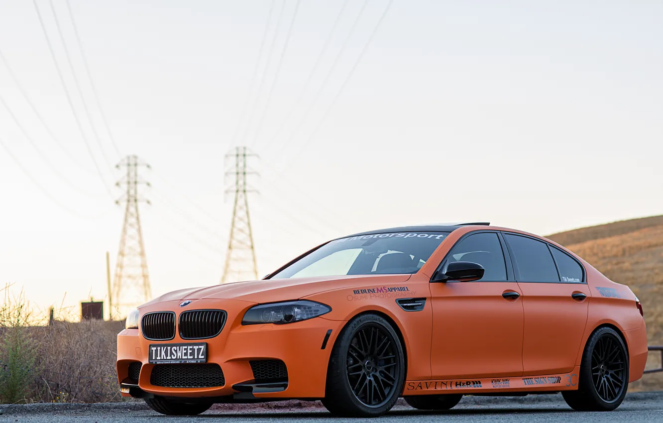 Фото обои небо, bmw, БМВ, вид спереди, f10, matte orange, оранжевый матовый