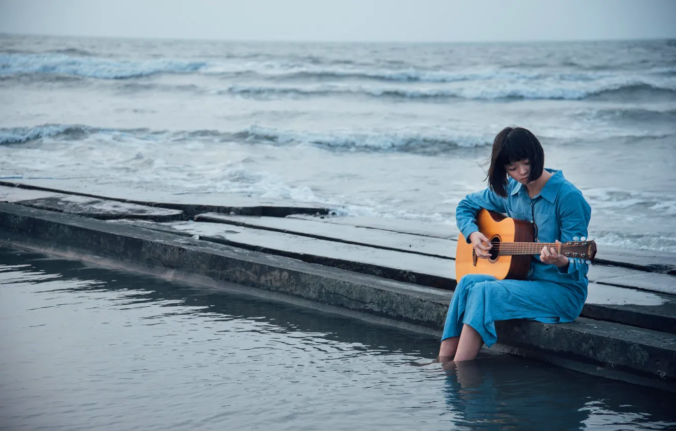 Фото обои море, девушка, гитара, причал, азиатка