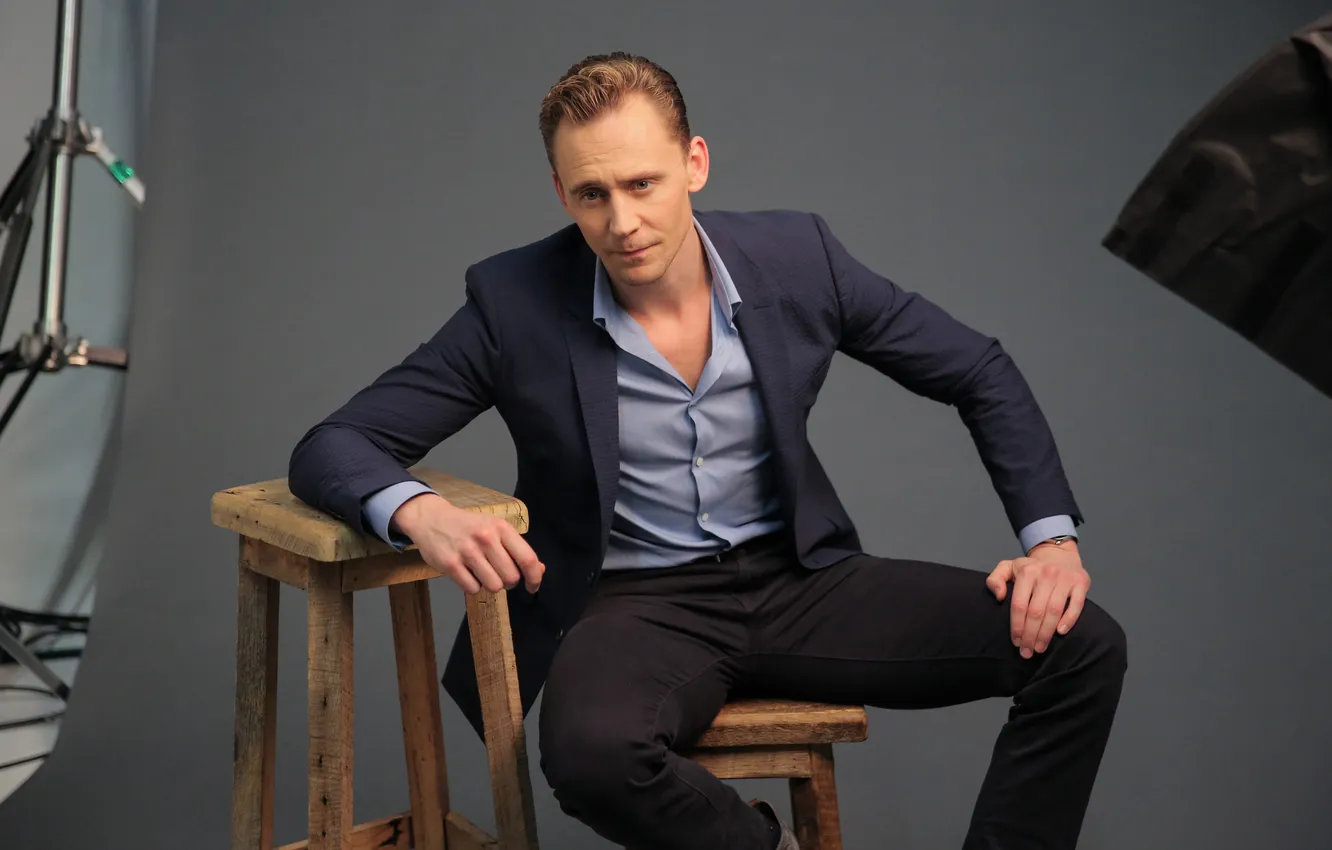 Фото обои взгляд, поза, портрет, костюм, актёр, Tom Hiddleston, Том Хиддлстон