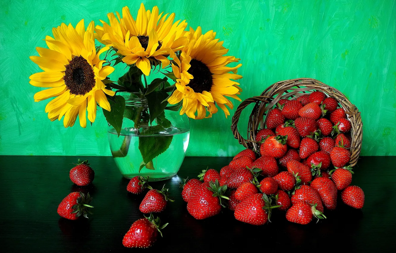 Фото обои подсолнухи, цветы, ягоды, клубника, натюрморт, корзинка