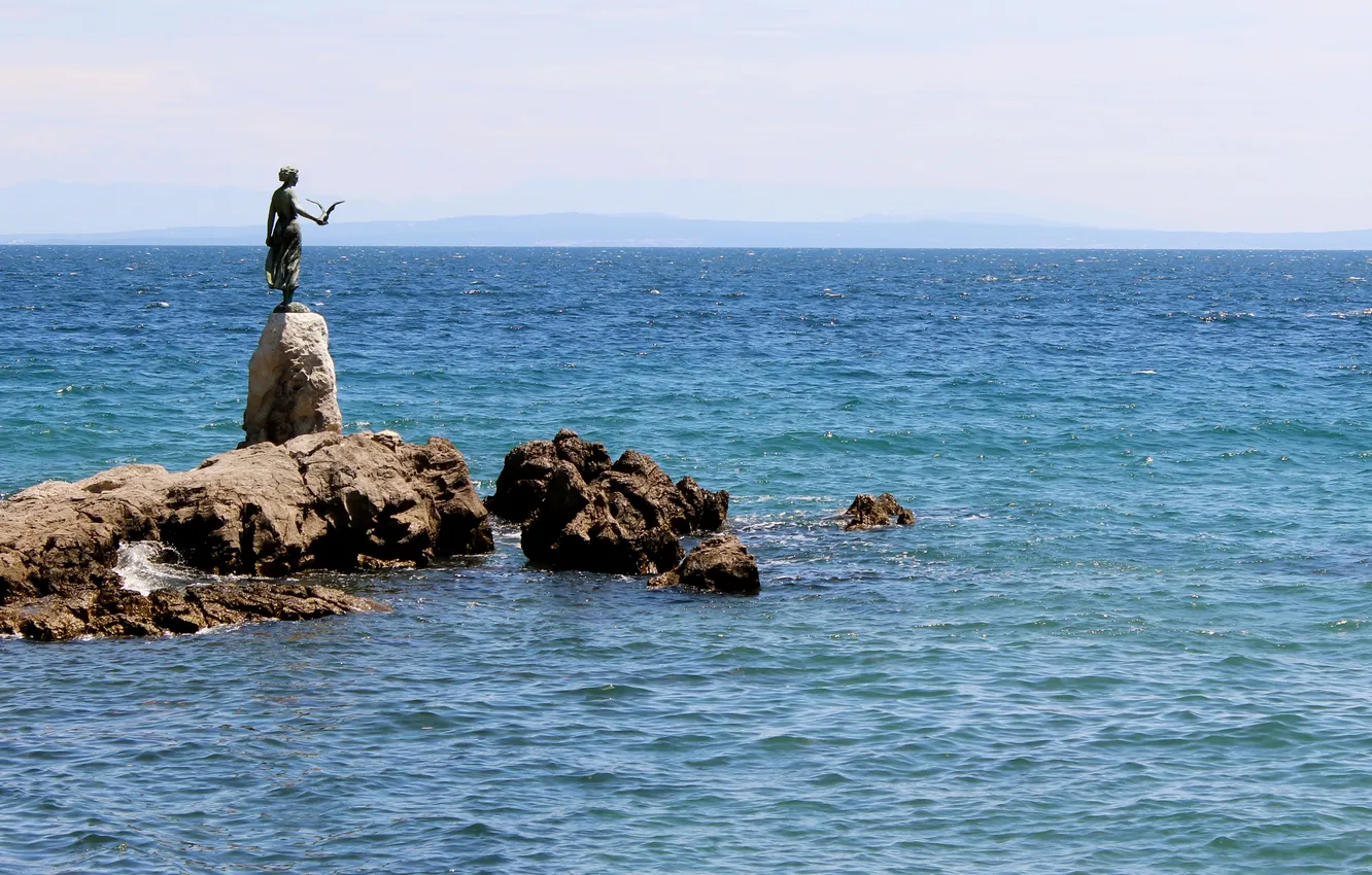 Фото обои море, камни, птица, побережье, женщина, скульптура, Хорватия, Opatija