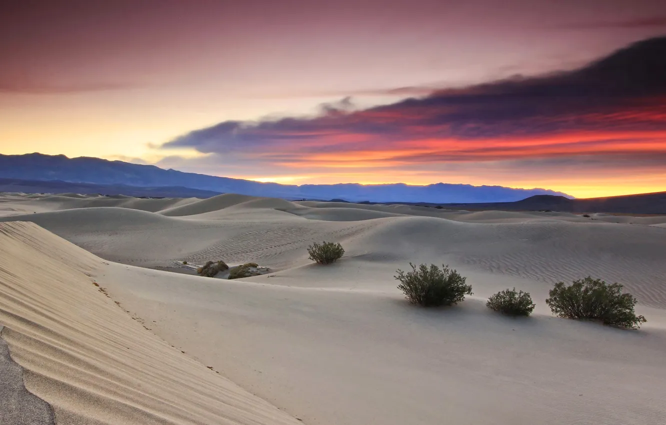 Фото обои песок, небо, облака, закат, горы, пустыня