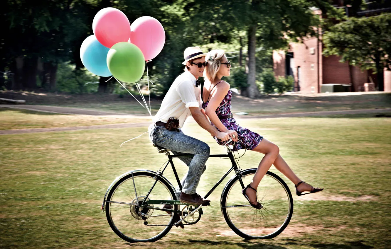 Фото обои девушка, велосипед, шары, парень
