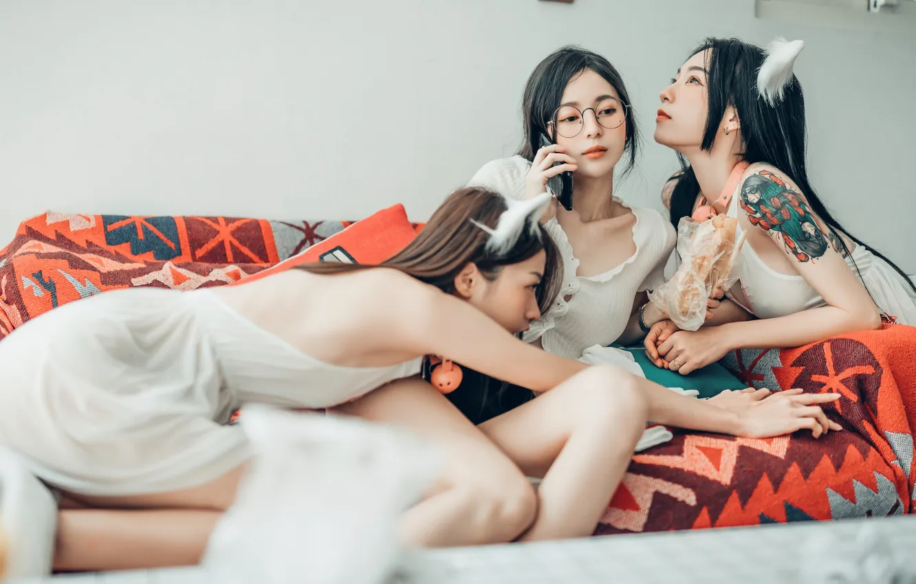 Фото обои Beautiful, Asian, Model, Women, Sofa, Cute, Glasses, Pretty