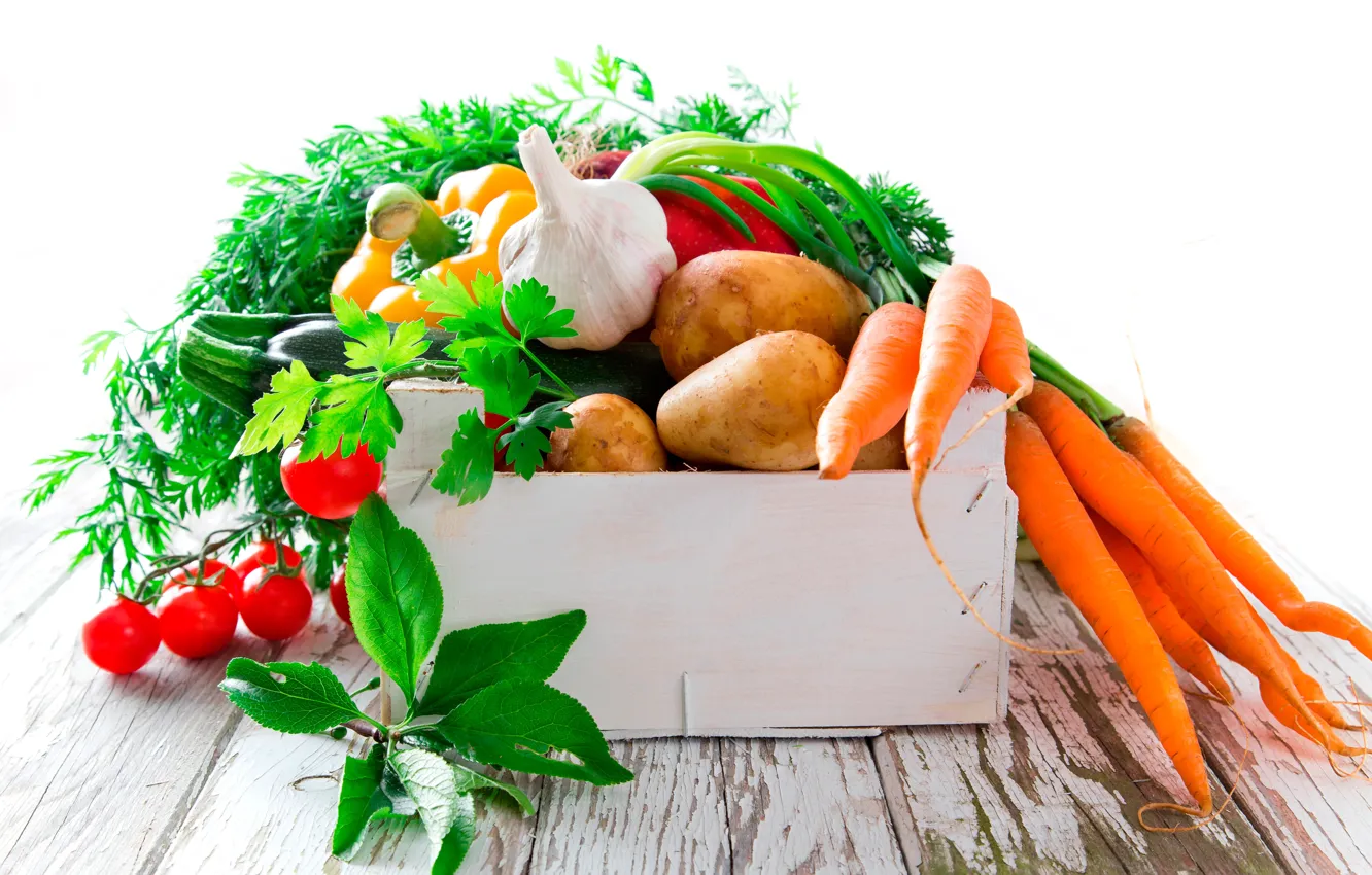 Фото обои зелень, листья, доски, белый фон, перец, ящик, овощи, помидоры