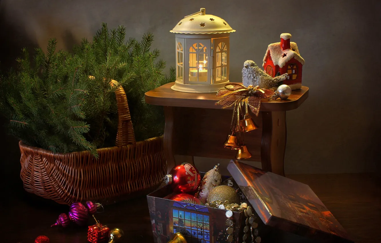 Фото обои ветки, праздник, коробка, корзина, игрушки, новый год, ель, фонарь