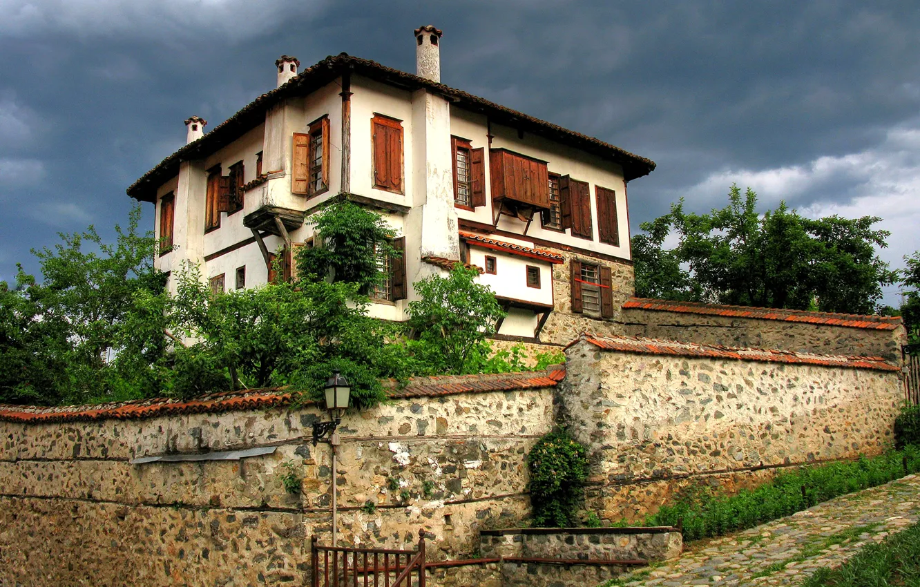 Фото обои небо, облака, город, дом, Болгария, bulgaria, zlatograd