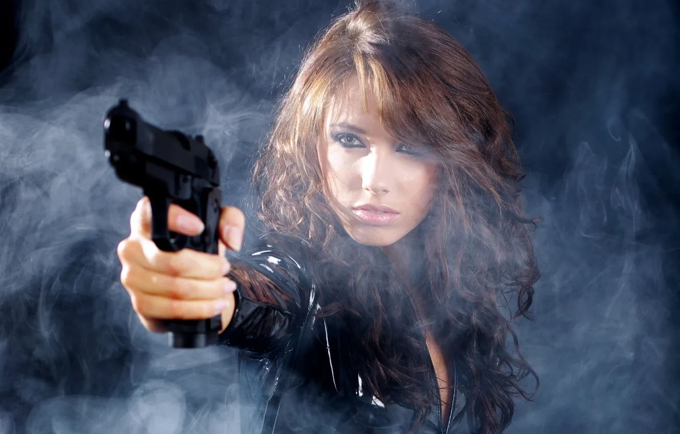 Фото обои девушка, оружие, дым, шатенка
