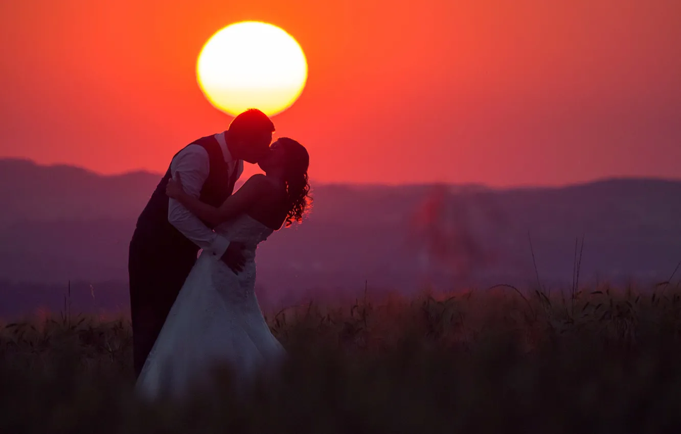 Фото обои love, fireball, twilight, sunset, kiss, hill, couple, dusk