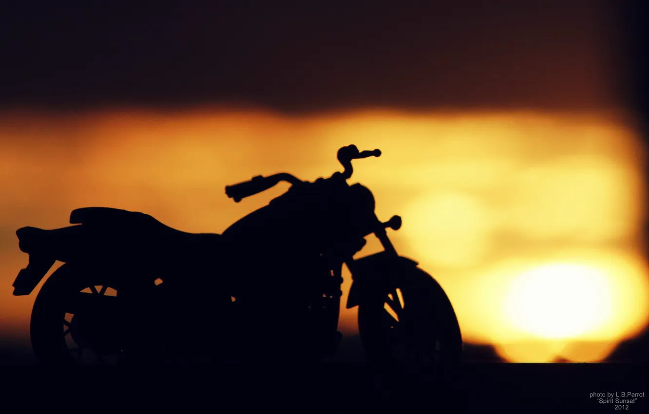 Фото обои море, солнце, лучи, закат, контраст, мотоцикл, дух заката