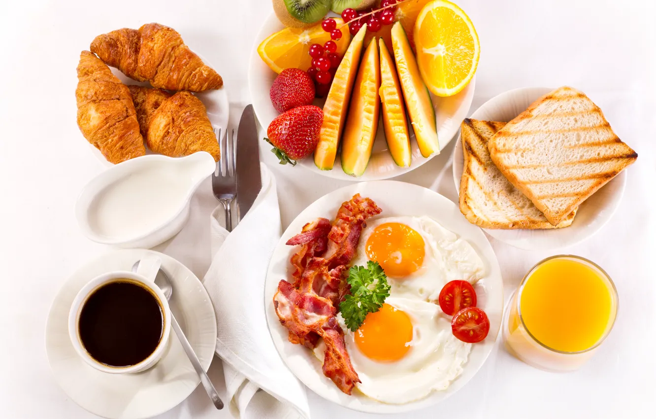 Фото обои кофе, завтрак, сок, фрукты, круассаны, breakfast, сервировка, яичница с беконом