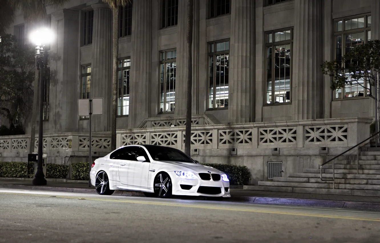 Фото обои белый, свет, city, улица, bmw, бмв, фонарь, white