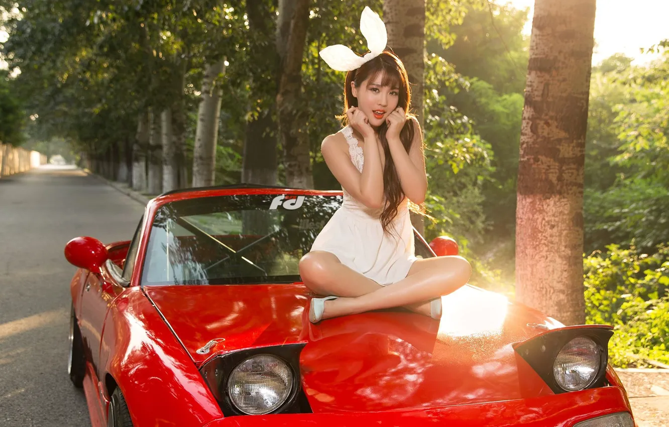 Фото обои взгляд, Девушки, азиатка, красивая девушка, красный авто, Mazda MX5, позирует на капоте машины
