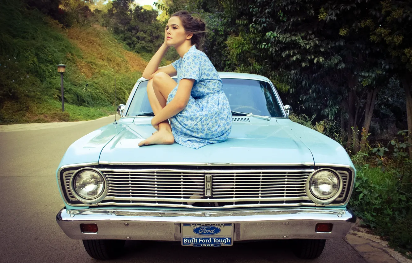 Фото обои дорога, машина, босиком, платье, актриса, брюнетка, красивая, Zoey Deutch