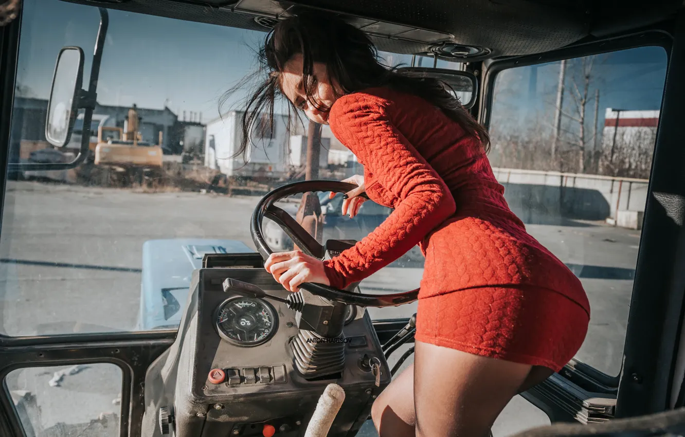 Фото обои попа, поза, Девушка, техника, платье, трактор, кабина, Антон Харисов