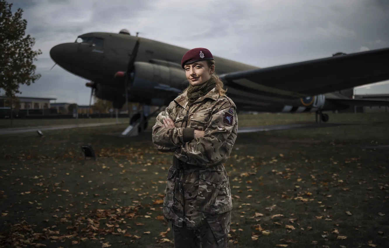 Фото обои Девушка, Британия, Солдат, Douglas C-47 Skytrain, Dakota, Дакота, Военно-транспортный самолет, Military transport aircraft