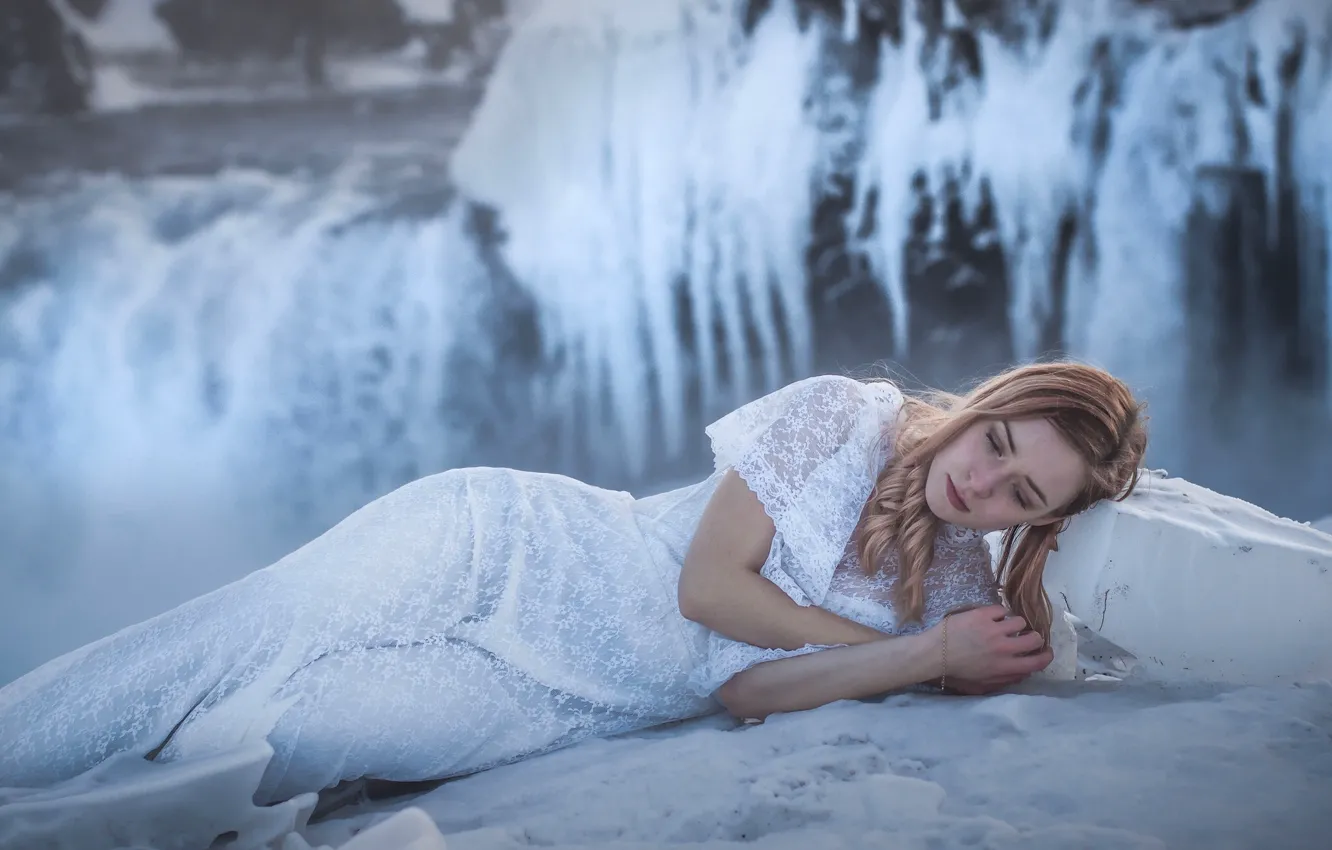 Фото обои зима, девушка, модель, водопад, лёд, платье, мороз, Исландия