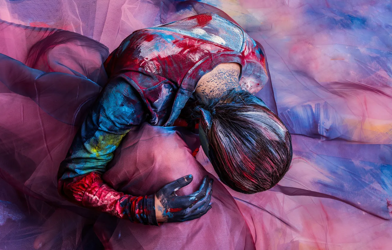 Фото обои девушка, поза, краски, краска, человек, платье, ткань