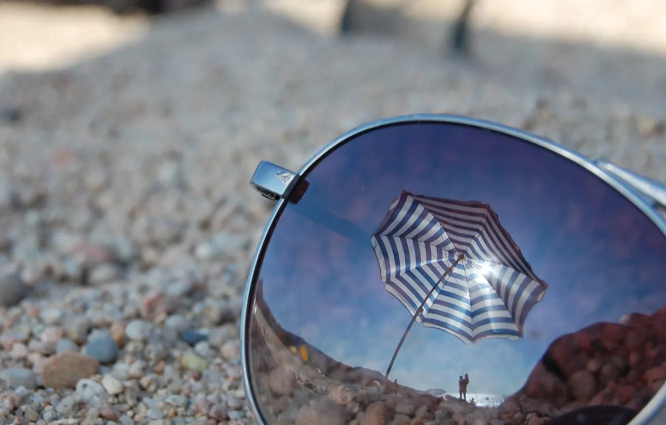 Фото обои пляж, стекло, макро, отражение, зонт, очки